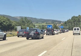 Un accidente con dos turismos implicados en la 'Y' a la altura de Serín deja dos heridas