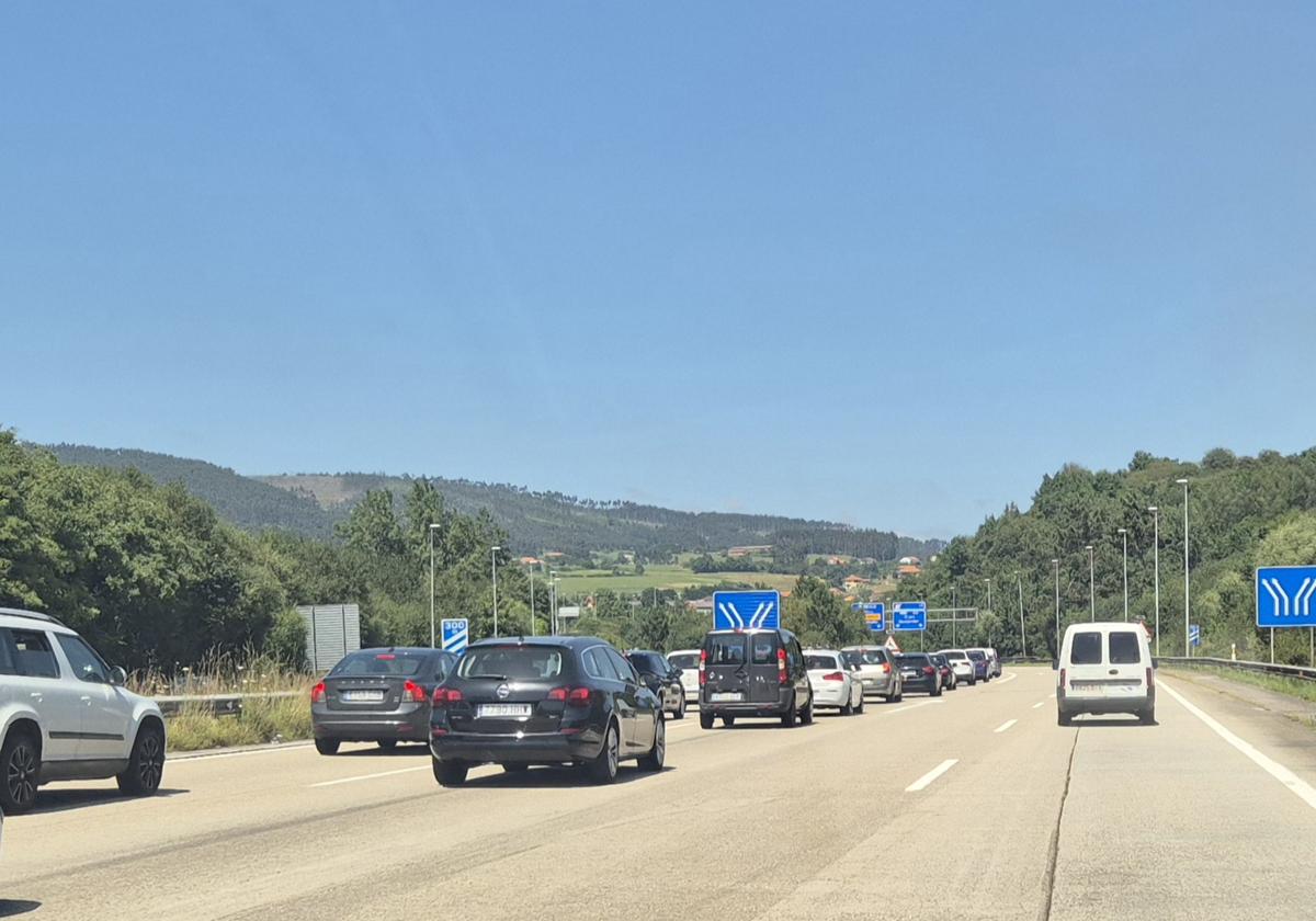 Un accidente con dos turismos implicados en la 'Y' a la altura de Serín deja dos heridas