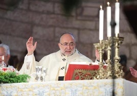 El arzobispo de Oviedo, Jesús Sanz Montes, durante su homilía en Covadonda el día de Asturias del pasado año.