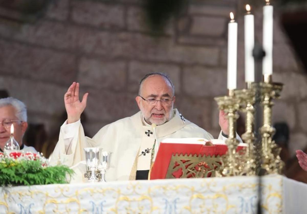 El arzobispo de Oviedo, Jesús Sanz Montes, durante su homilía en Covadonda el día de Asturias del pasado año.