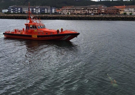 El barco, totalmente hundido, aún se puede ver en la ría.