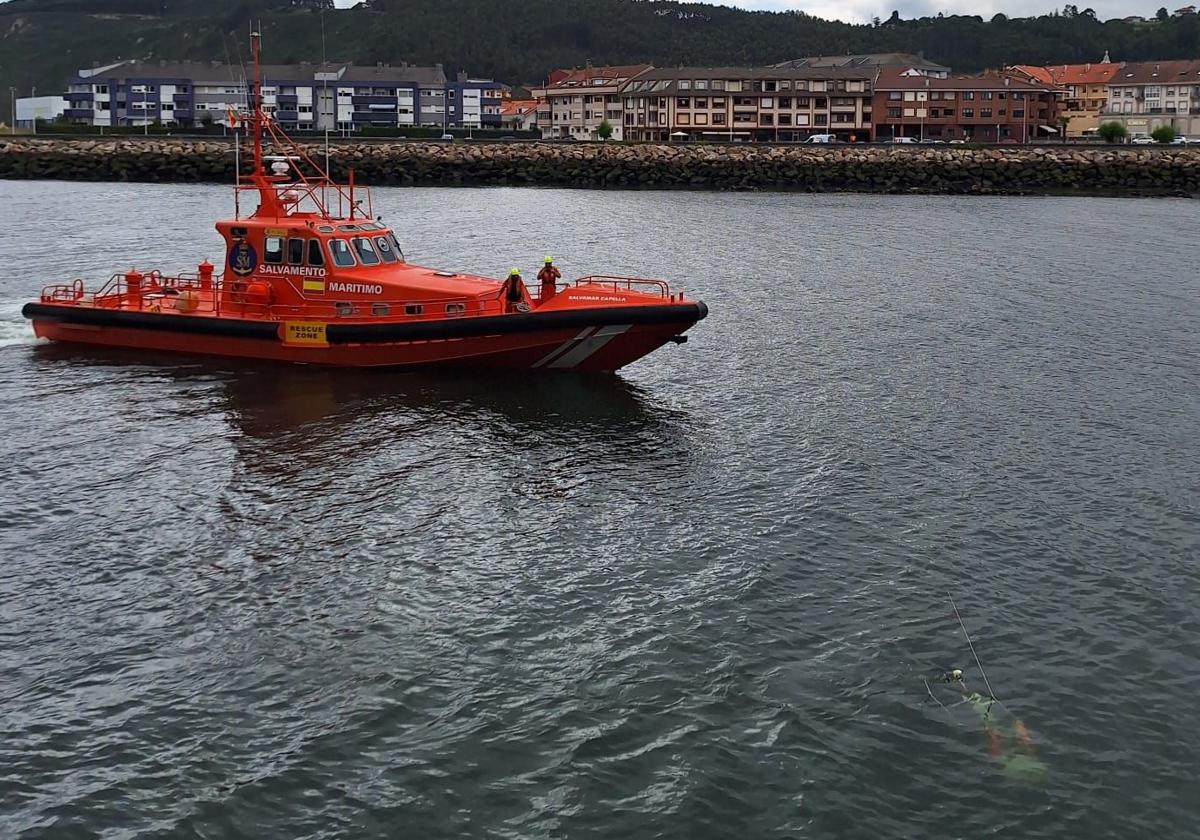 El barco, totalmente hundido, aún se puede ver en la ría.