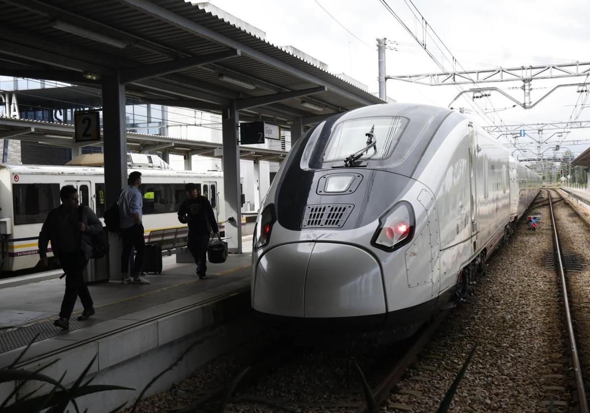 Un AVE en la estación de Gijón.