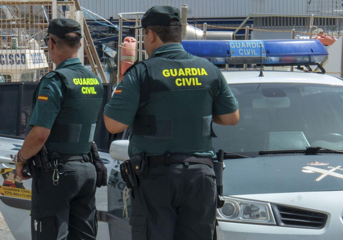 Dos agentes de la Guardia Civil.