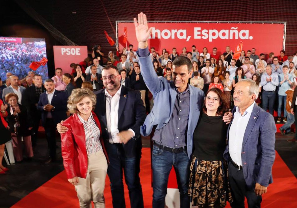 María Luisa Carcedo, Adrián Barbón, Pedro Sánchez, Adriana Lastra y Wenceslao López, en un mitin el pasado año.