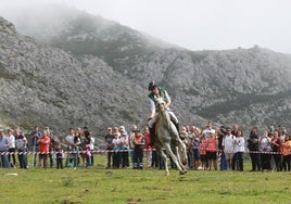 La joven vizcaína Itxane Goristiaga logró la victoria en las dos carreras de caballos que volvieron a dar un gran espectáculo en la Vega de Enol.