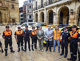 Foto de familia durante la presentación de los nuevos vehículos.