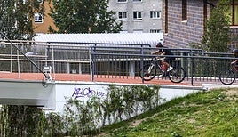 Un ciclista accede al Arpa de Santullano en la zona donde ha aparecido el primer grafiti.
