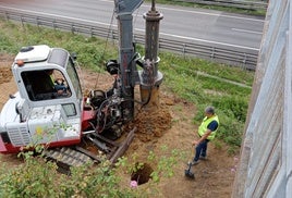 Los trabajos se centran en preparar los arcenes para las pantallas.