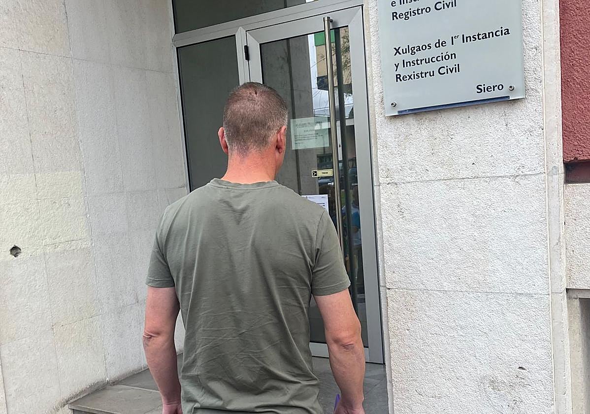 H. V. M., el trabajador de la cooperativa de aguas amenazado, a la entrada de los juzgados de Pola de Siero.