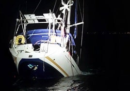 Rescatan a los tres tripulantes de un velero atacado por orcas en el Estrecho.