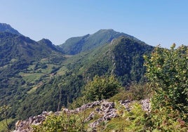 Peña Rey, a pesar de ser modesta, es una cima genial para observar los paisajes verdes montunos de Santo Adriano