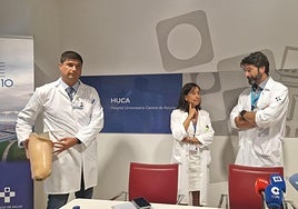 De izquierda a derecha, José Antonio Fidalgo, del Servicio de Medicina Física y Rehabilitación, Josina Villanueva, directora del HUCA, y David Alonso, facultativo del Servicio de Traumatología.