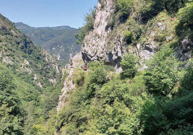 Descenso de Peña Rey por el desfiladero de las Xanas