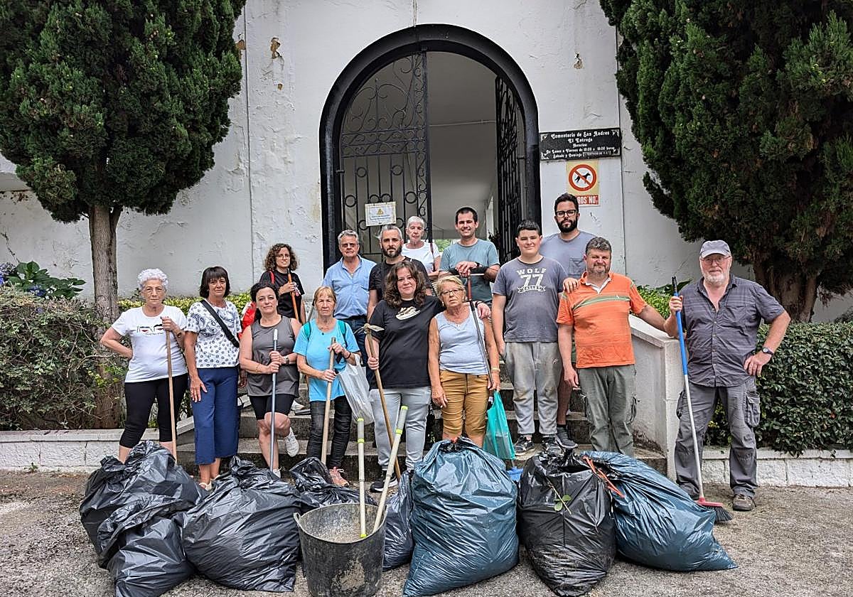 Una parte de los vecinos que acudieron ayer a la sextaferia.