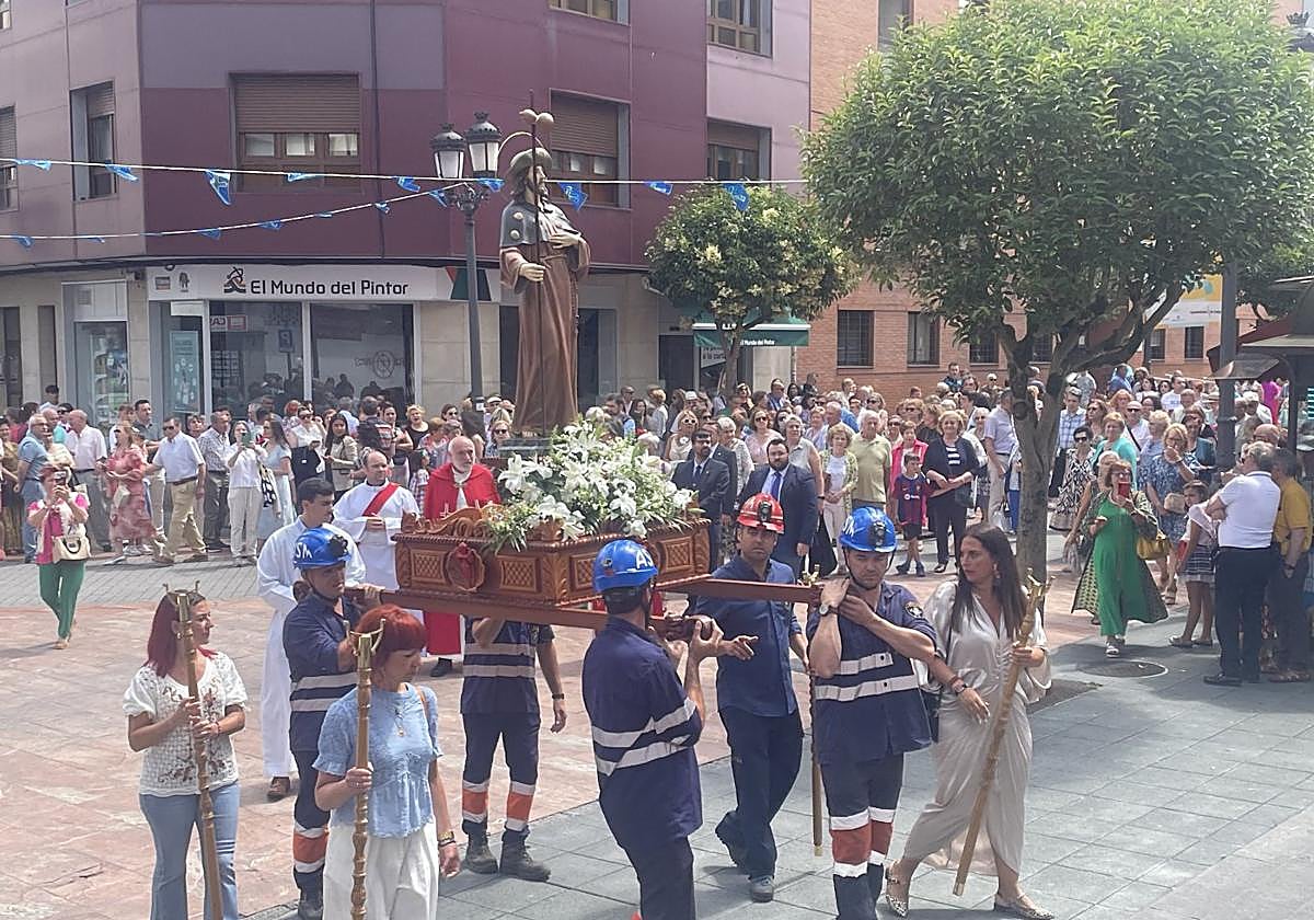 La imagen de Santiago Apóstol en dirección a la iglesia parroquial tras la procesión.