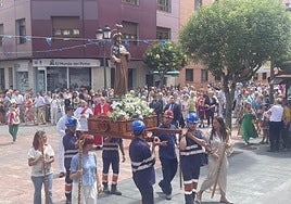 La imagen de Santiago Apóstol en dirección a la iglesia parroquial tras la procesión.