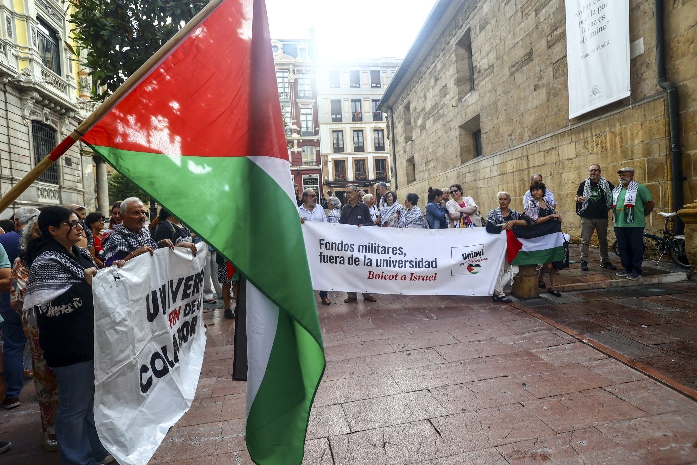 La plataforma se manifestó ante el Edificio Histórico.