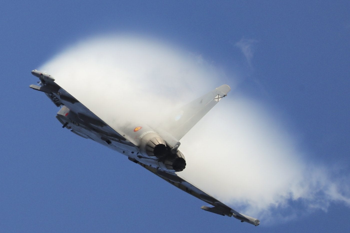 El caza Eurofighter, ayer, sobrevolando la bahía de Gijón.