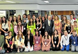 El presidente de la Fundación La Caixa, Isidro Fainé, con los becarios de grado de la convocatoria de 2022 en Barcelona.