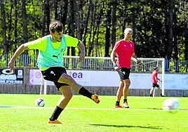 Rubén Albés machaca con los pases y las llegadas