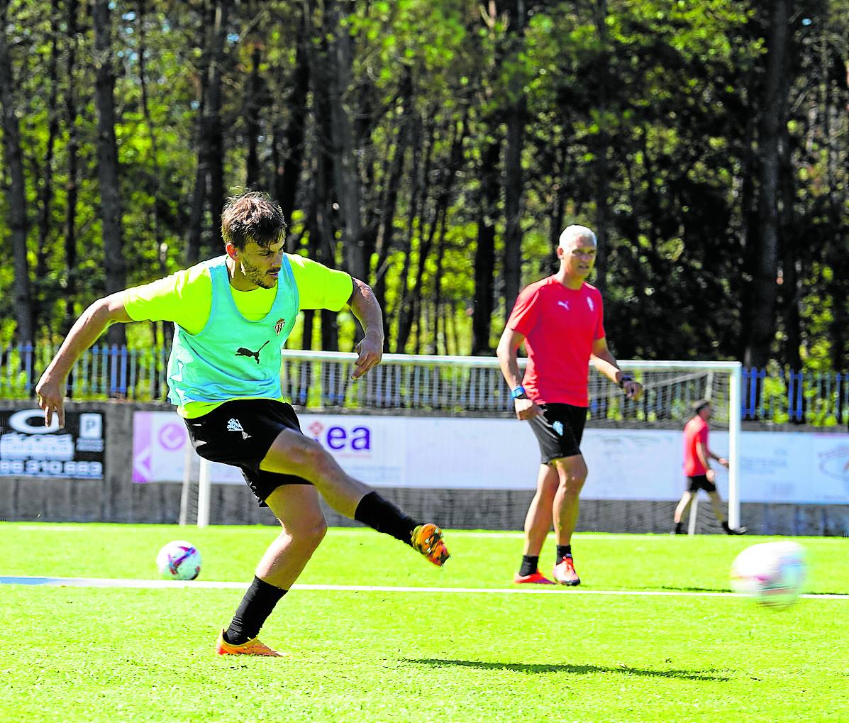Rubén Albés machaca con los pases y las llegadas