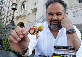 Tito Rodríguez, fundador de Picofino, prueba una de sus nuevas gildas.