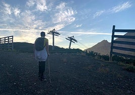 Una excursionista recorre las pistas de la estación Fuentes de Invierno, en Aller, durante la época estival.