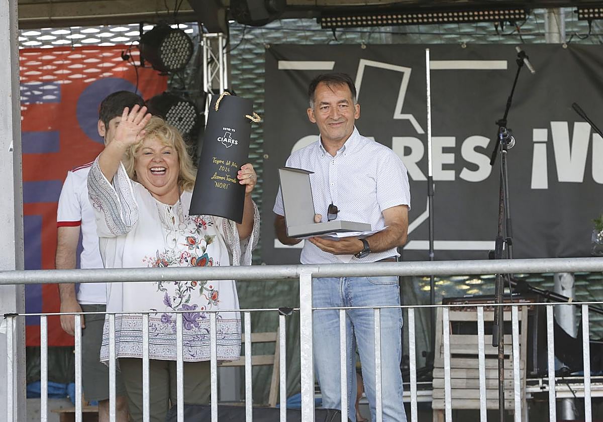 Nori Turrado y Ángel M. González recibieron sendos regalos por parte de la organización.