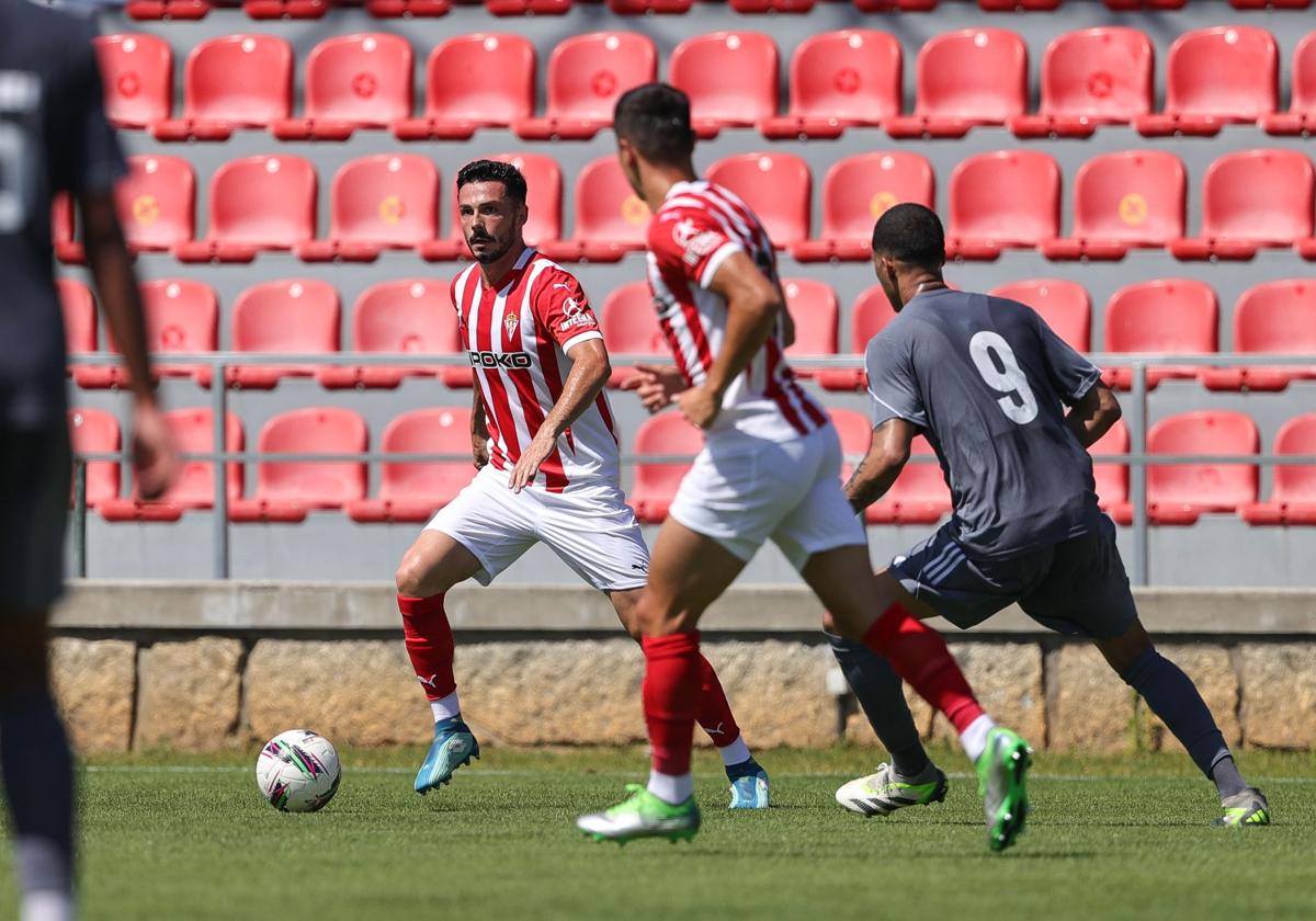 Jesús Bernal busca un pase en el partido ante ek AFS Futebol.