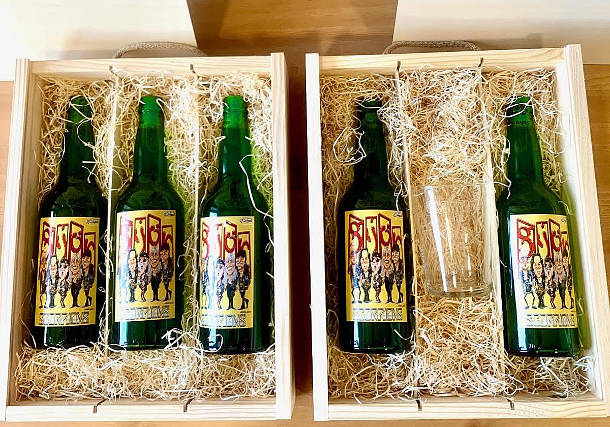 Las botellas de sidra personalizadas para la emblemática banda de rock Scorpions que hizo parada en Gijón el pasado domingo.