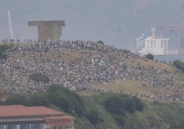 Las aeronaves sobrevuelan la bahía de Gijón con miles de personas atentas a sus acrobacias y maniobras.