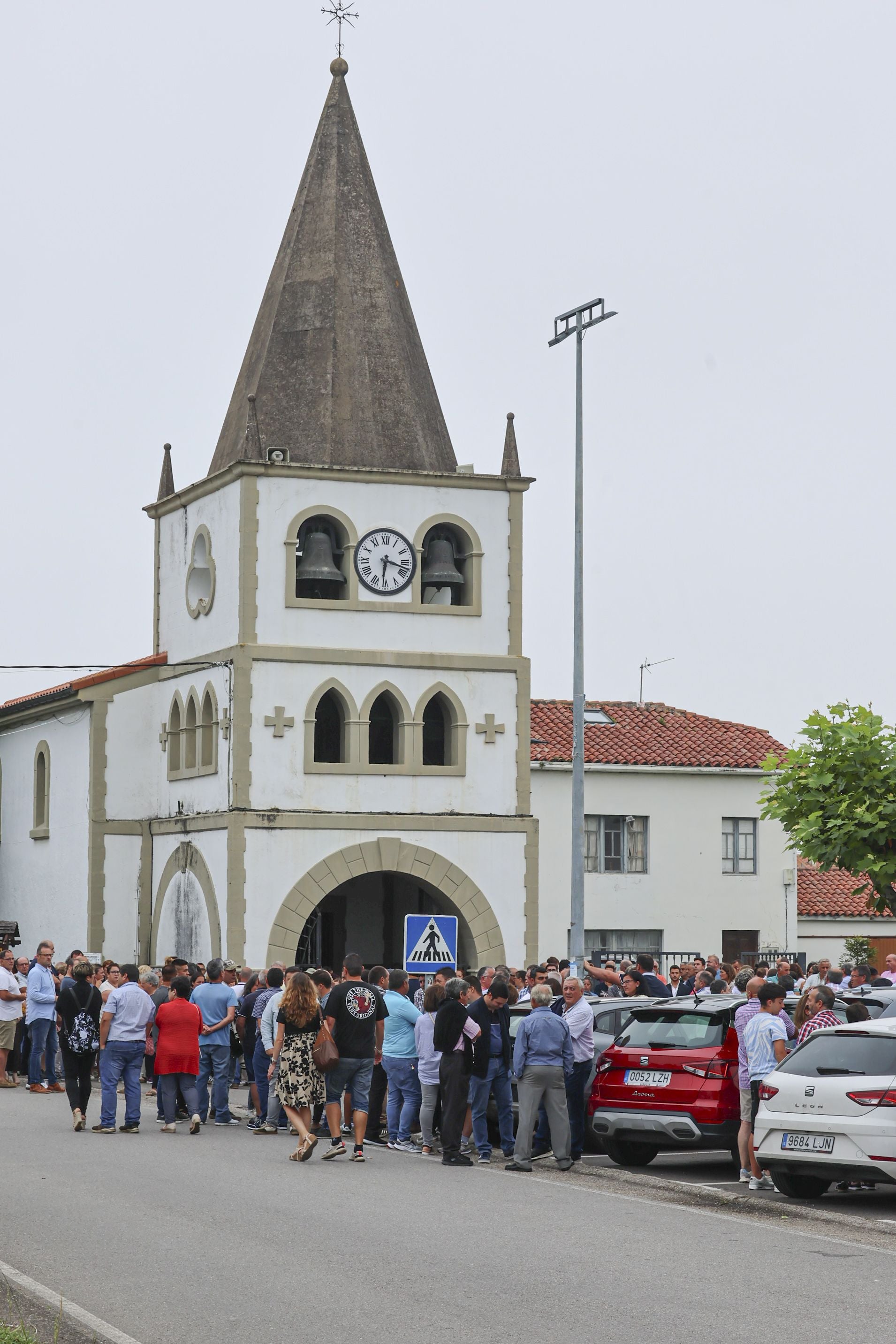 Multitudinario funeral en Cudillero para despedir al padre e hijo fallecidos en un accidente de tractor