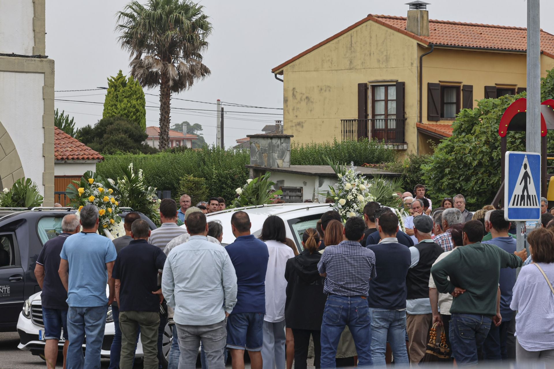 Multitudinario funeral en Cudillero para despedir al padre e hijo fallecidos en un accidente de tractor