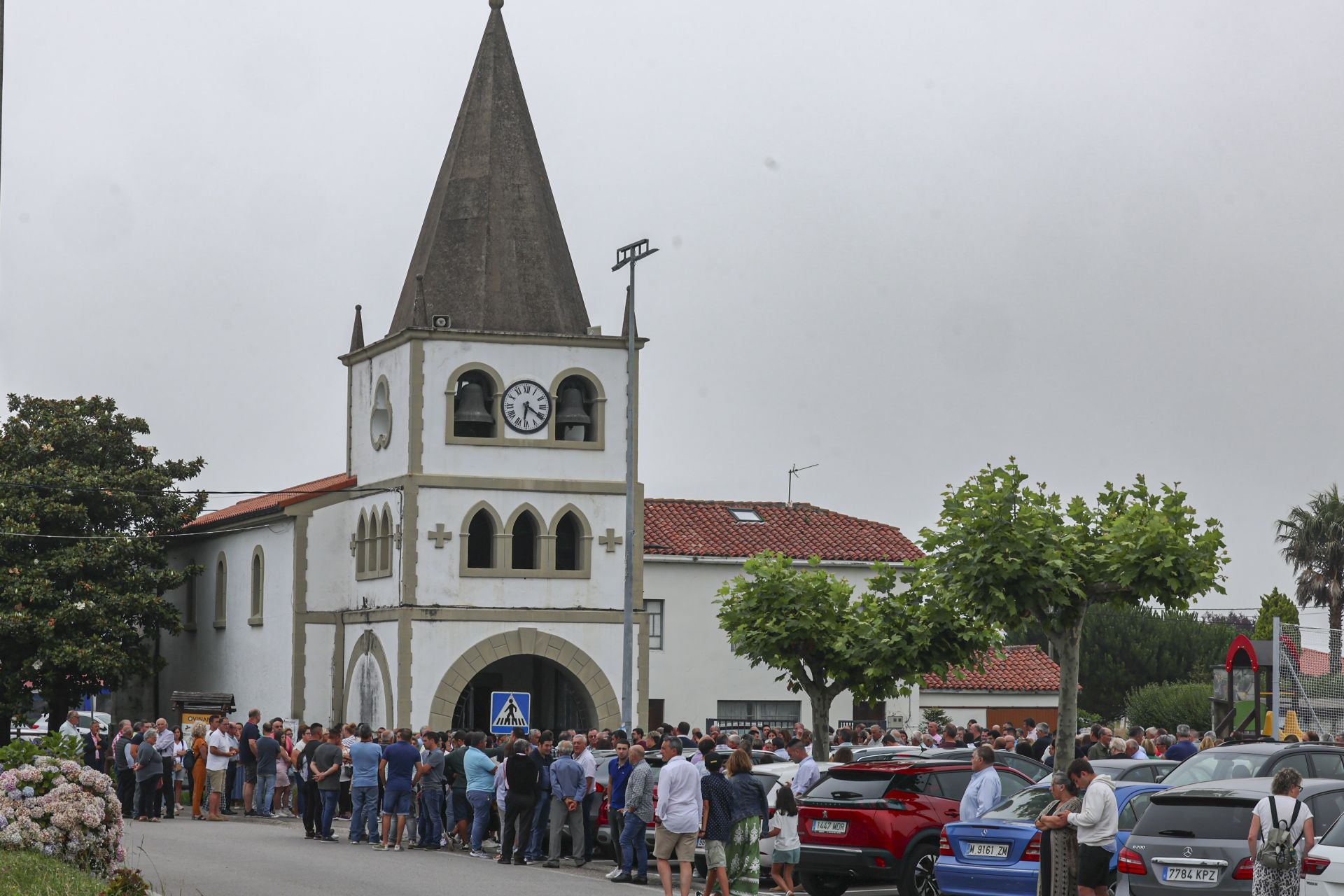 Multitudinario funeral en Cudillero para despedir al padre e hijo fallecidos en un accidente de tractor