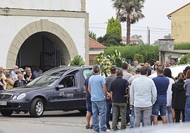 Funeral en Oviñana por el padre e hijo fallecidos en un accidente de tractor