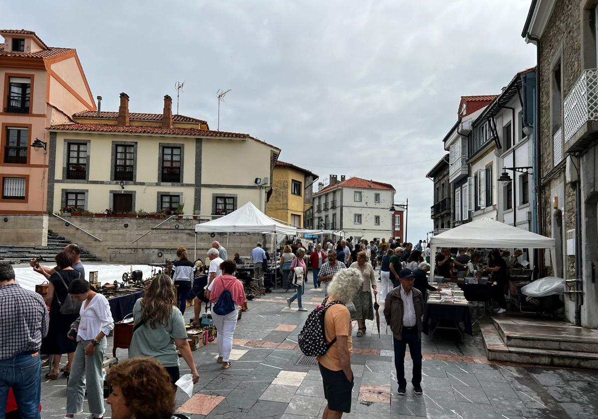 El mercado de antigüedades, junto a la Torre del Reloj de Luanco.