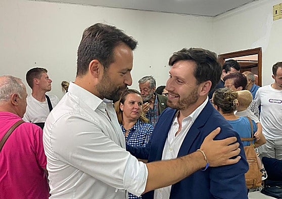 Queipo felicita al nuevo presidente de la junta local de Grado.