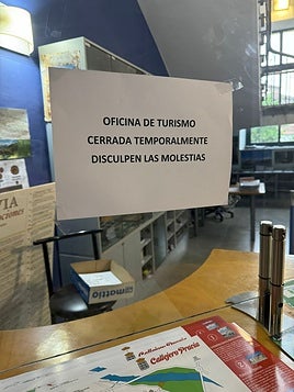 El aviso del cierre de la oficina de turismo en la biblioteca.