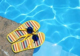 ¿Es legal hacer toples en una piscina pública?