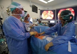 Una de las operaciones realizadas por el equipo de Cirugía Torácica para extirpar un tumor.