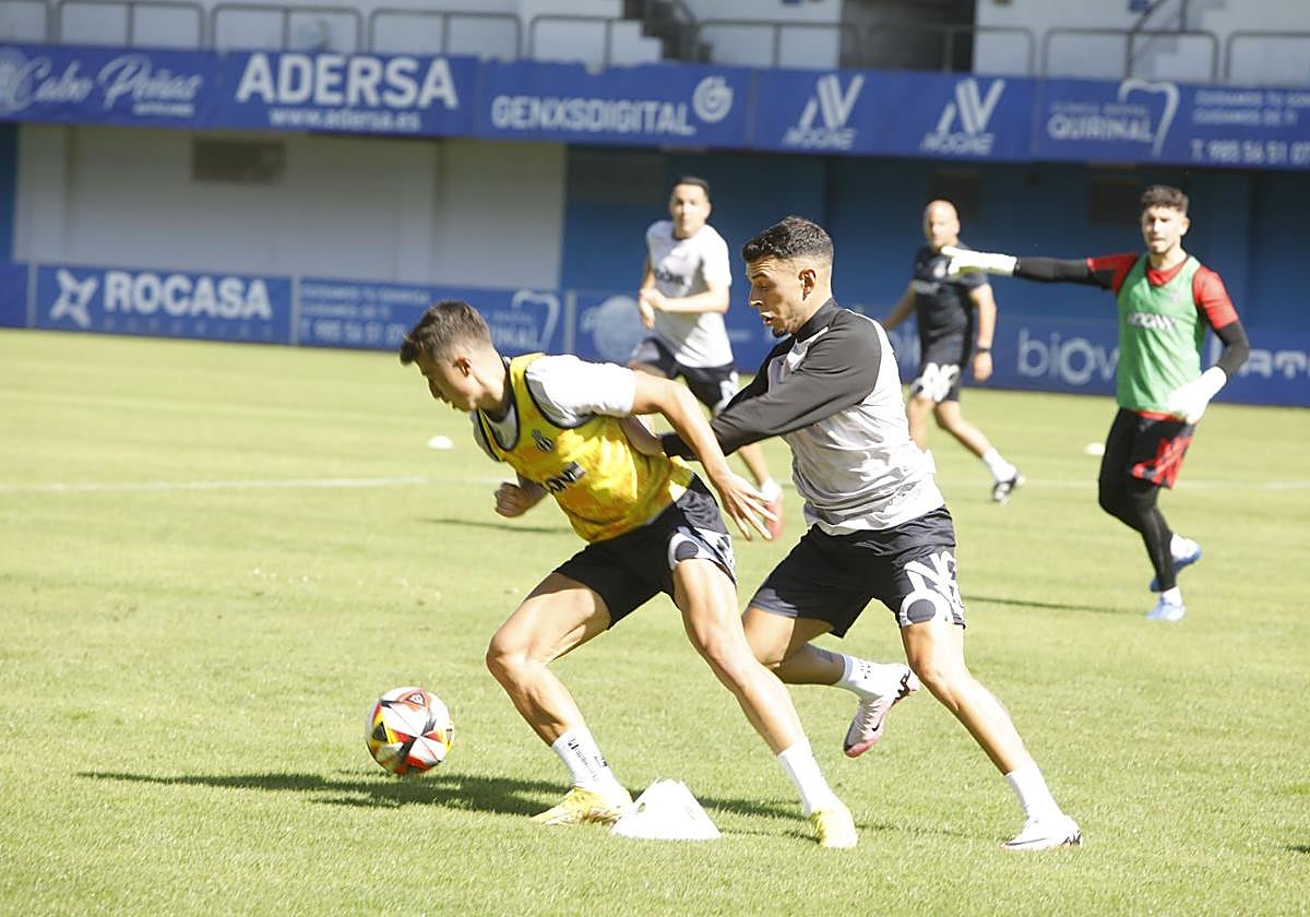 Davo Fernández y Sergio García disputan un balón en un entrenamiento en el Suárez Puerta.
