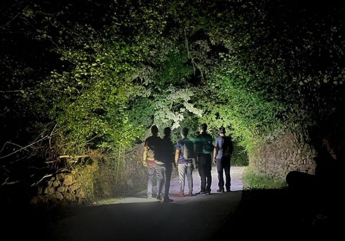 Saliendo de un pequeño pueblo de Sobrescobio, los participantes de estas rutas nocturnas se adentrarán en la oscuridad del bosque para descubrir las especies que habitan la noche boscosa del Parque Natural de Redes