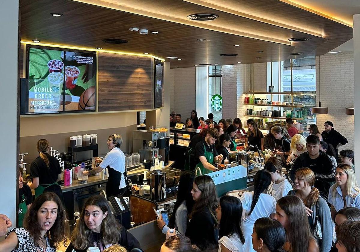 Furor en Gijón por la apertura de Starbucks