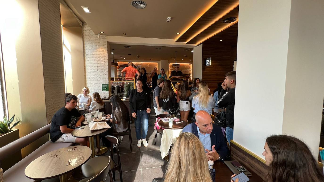 Furor en Gijón por la apertura de Starbucks