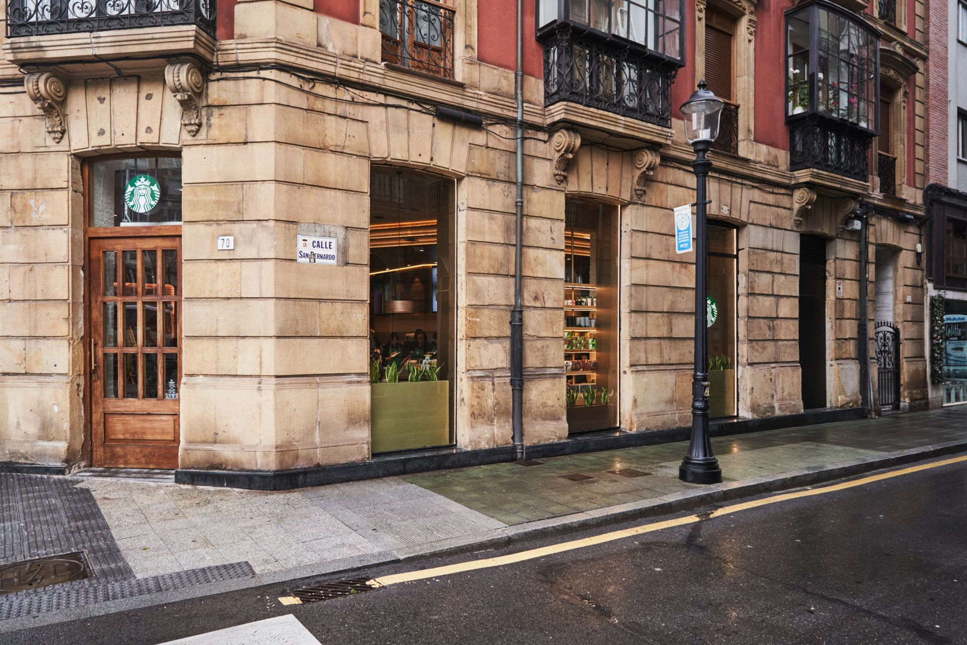 Así es el nuevo Starbucks de Gijón