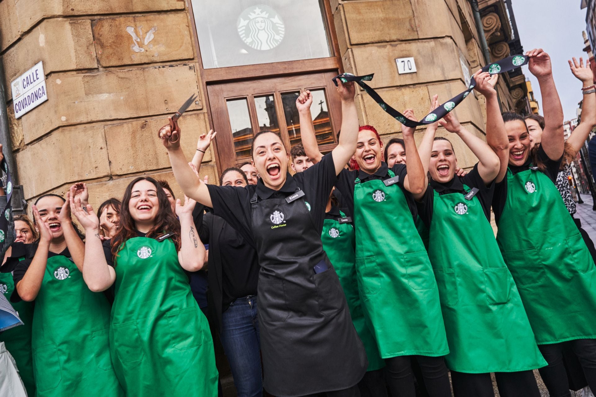 Furor en Gijón por la apertura de Starbucks