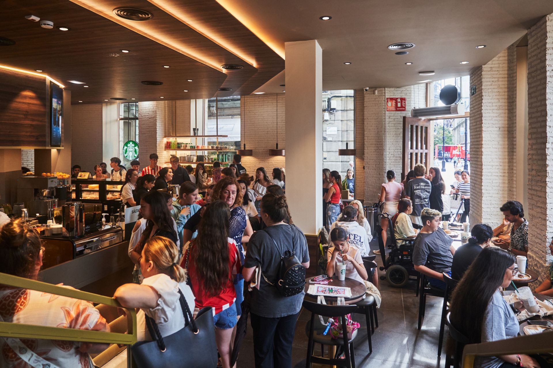 Furor en Gijón por la apertura de Starbucks