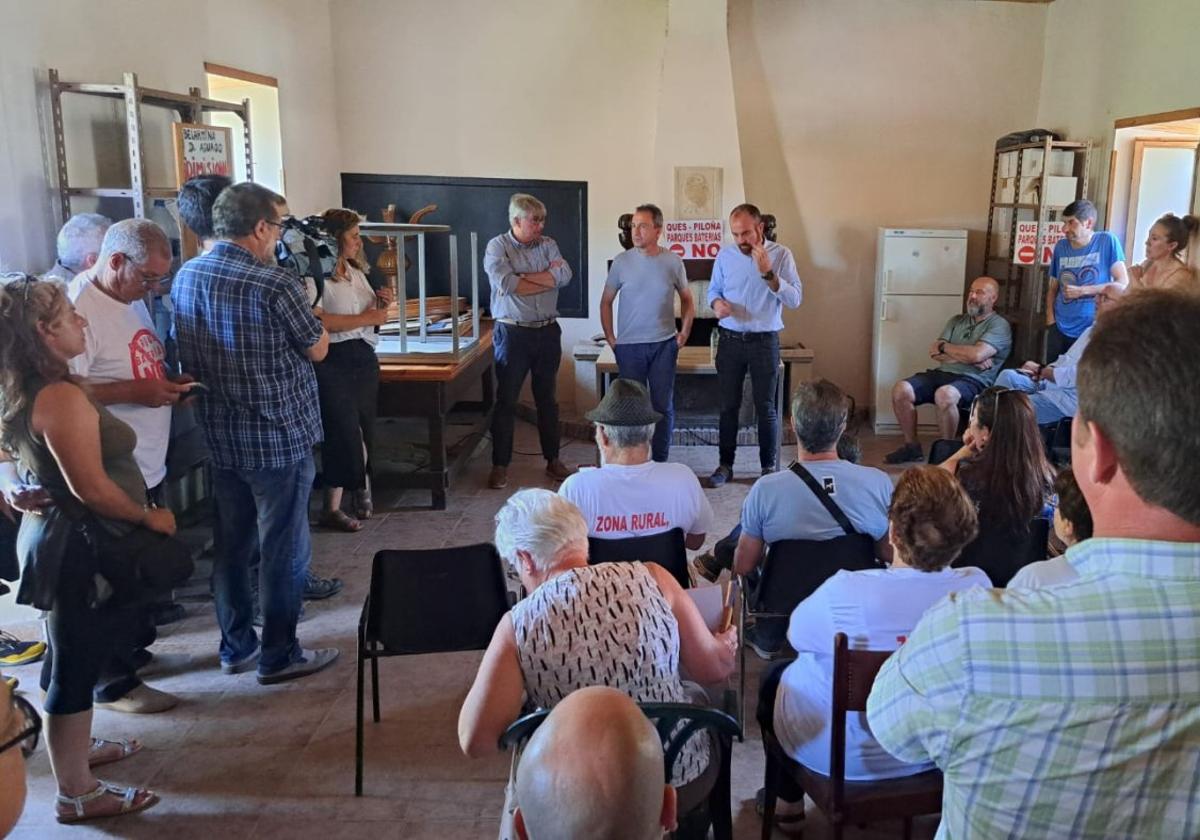 Ovidio Zapico, en el centro, en la reunión mantenida con los vecinos de Ques, en Piloña.