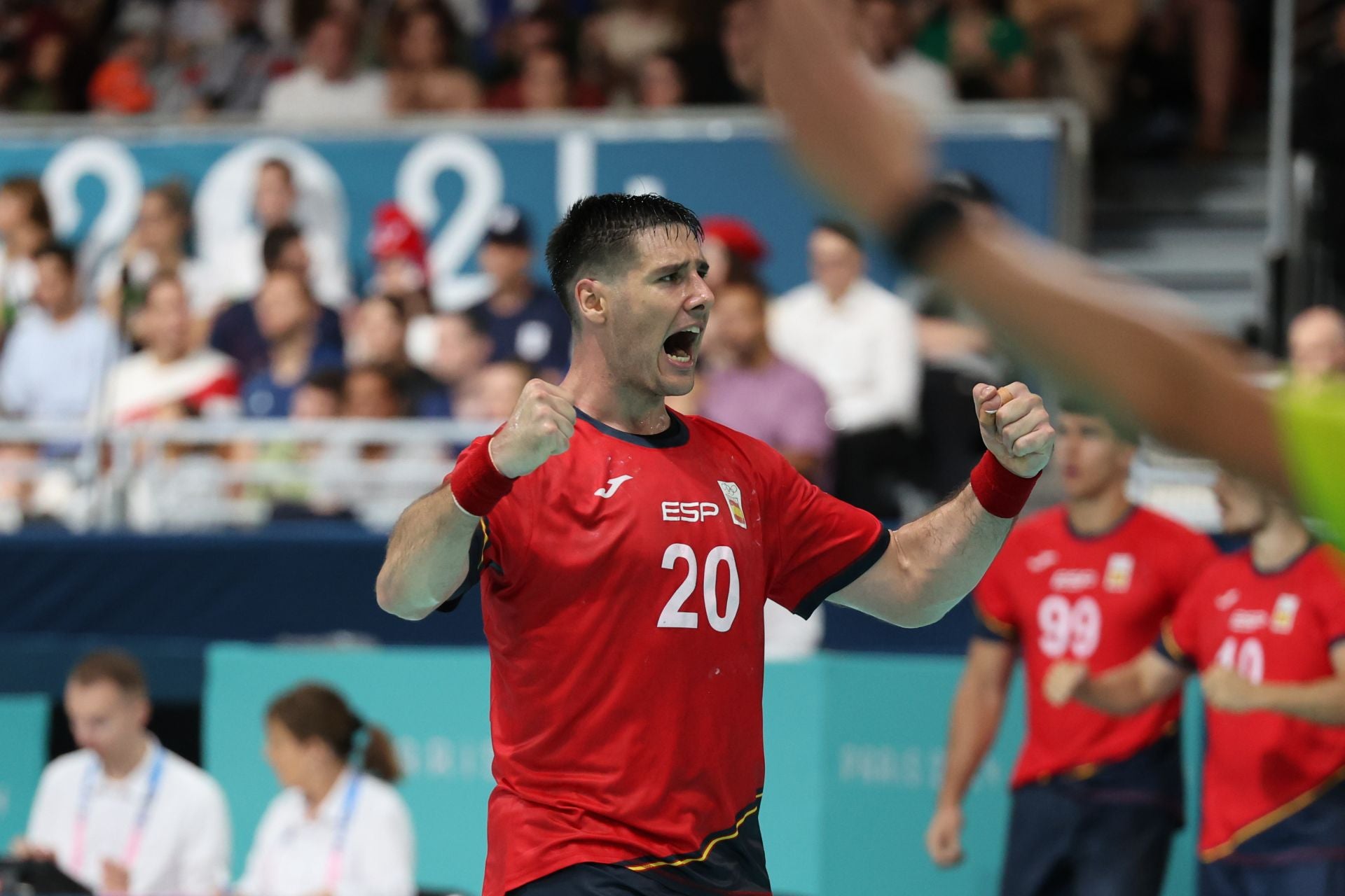 El asturiano Abel Serdio celebra con sus compañeros de la selección española de balonmano.